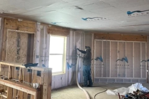 Spray_foam Instaling Spray in Insulation